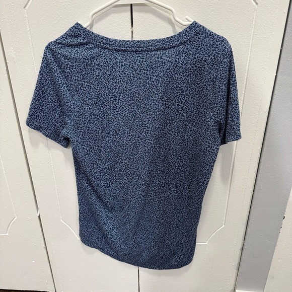 Athleta Blue Cheeta Print Breezy Scoop V-neck Tee - Picture 5 of 9